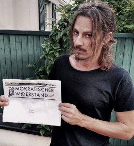 Flo Osrainik mit der Zeitung »Demokratischer Widerstand«, München, 2022